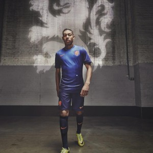 kaiyun.com_勒克莱尔新车首航点燃赛道激情，车迷热烈助威营造非凡氛围